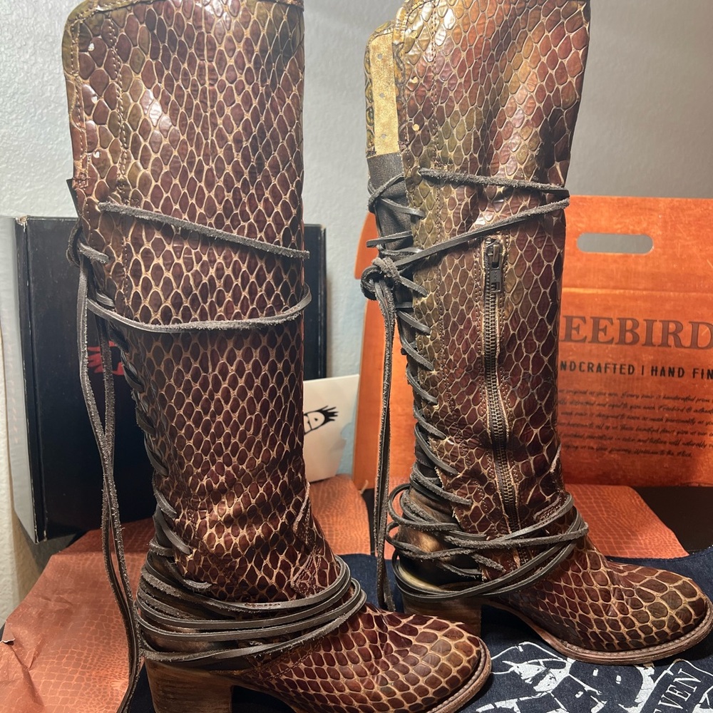 Freebird by Steven Coal Rare Brown Croc Size 7 Like New Lace-Up Boots